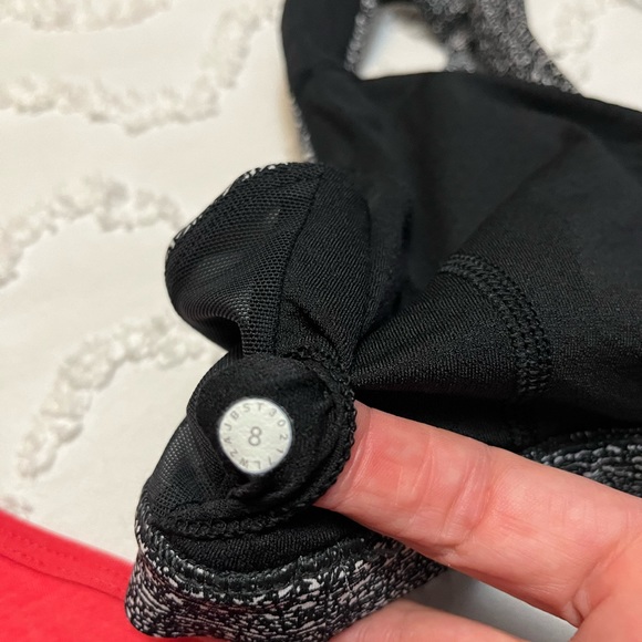 Lululemon size 8 sports bra EUC - Picture 3 of 3